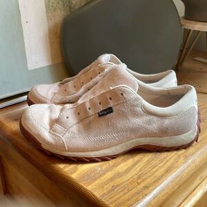 ✂️ Simple cream suede sneakers F8004E